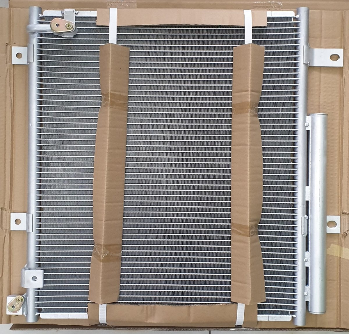 861075 VOLVO İŞ MAKİNASI EC210/EC220 CONDANSER KISA TİP